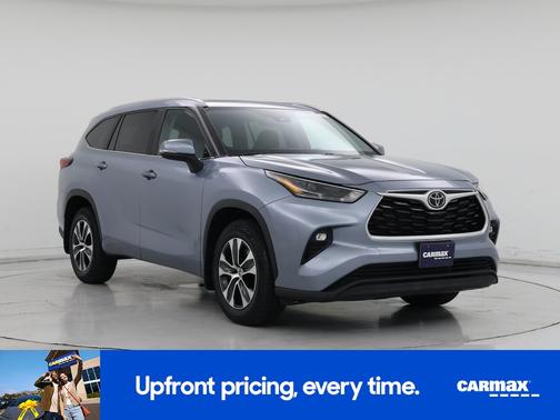 Gray 2023 Toyota Highlander XLE