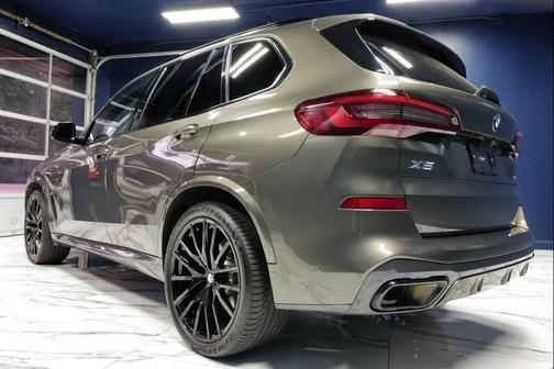 Manhattan Green Metallic 2023 BMW X5 xDrive40i