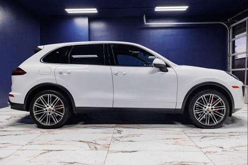 Carrara White Metallic 2015 Porsche Cayenne Turbo