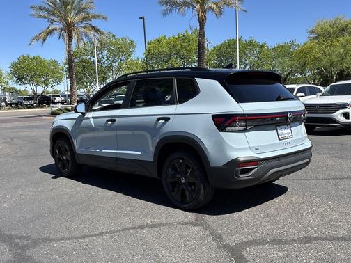 Monument Gray w/Dp Blk Rf 2026 Volkswagen Taos SE Black