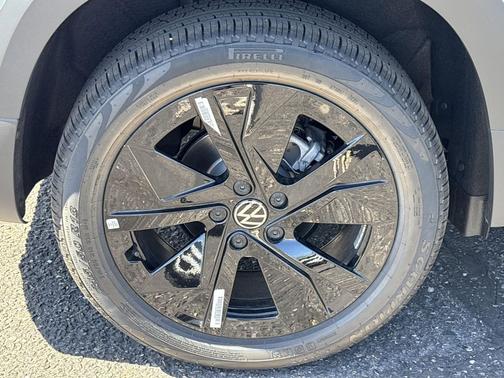 Monument Gray w/Dp Blk Rf 2026 Volkswagen Taos SE Black