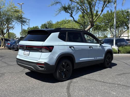 Monument Gray w/Dp Blk Rf 2026 Volkswagen Taos SE Black