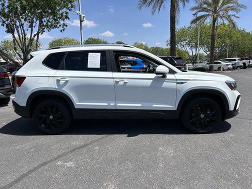 Pure White 2023 Volkswagen Taos 1.5T SE