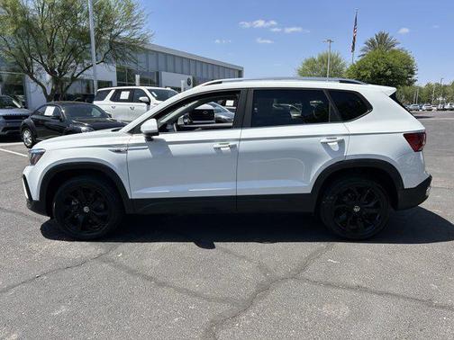 Pure White 2023 Volkswagen Taos 1.5T SE