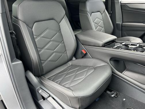 Silver Mist Metallic 2026 Volkswagen Atlas Cross Sport 2.0T SE w/Technology