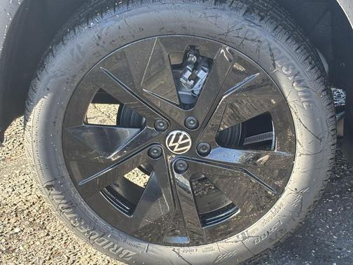 Monument Gray w/Dp Blk Rf 2026 Volkswagen Taos SE Black