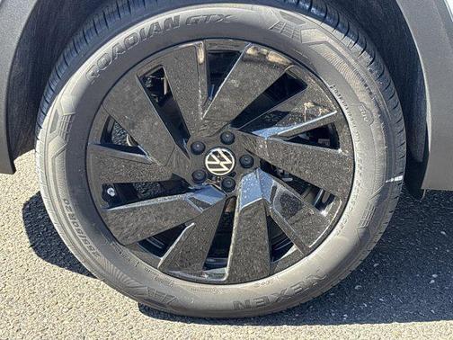 opal white pearl 2026 Volkswagen Atlas Cross Sport 2.0T SE w/Technology