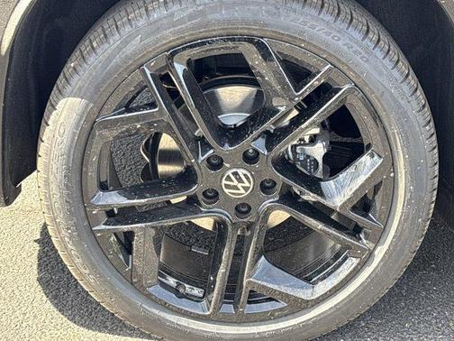 Platinum Gray Metallic 2026 Volkswagen Tiguan 2.0T SE R-Line Black
