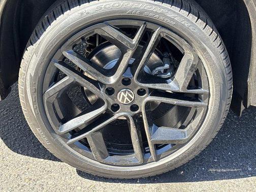 Deep Black Pearl 2026 Volkswagen Tiguan 2.0T SE R-Line Black