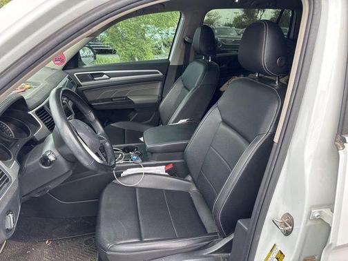 White 2021 Volkswagen Atlas 3.6L SE w/Technology