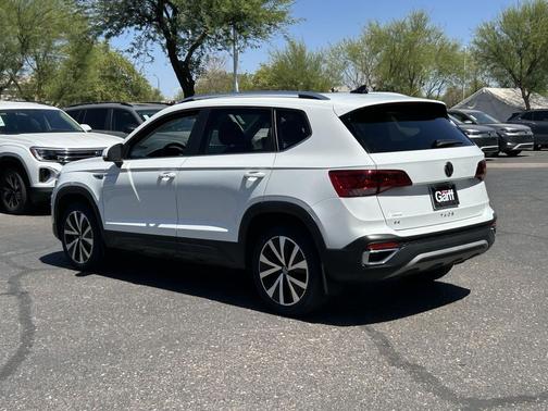 Pure White 2024 Volkswagen Taos 1.5T SE