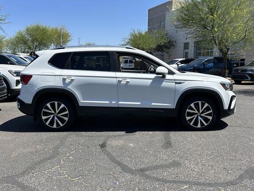 Pure White 2024 Volkswagen Taos 1.5T SE