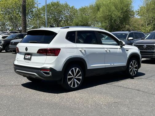 Pure White 2024 Volkswagen Taos 1.5T SE