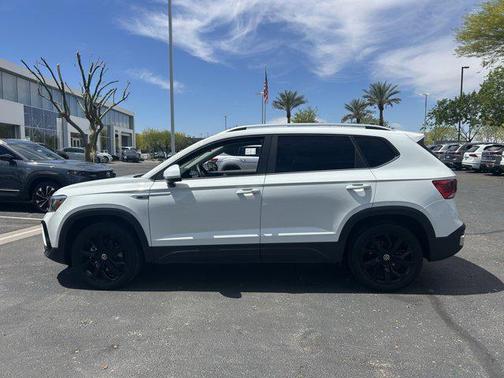 2024 Volkswagen Taos SE