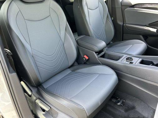 sandstone 2026 Volkswagen Tiguan 2.0T SE R-Line Black