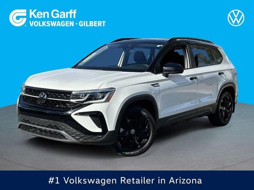 Pure White w/Deep Black Roof 2024 Volkswagen Taos 1.5T SE Black