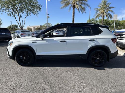 Pure White w/Deep Black Roof 2024 Volkswagen Taos 1.5T SE Black