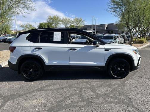 Pure White w/Deep Black Roof 2024 Volkswagen Taos 1.5T SE Black