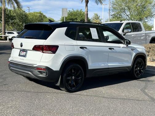 Pure White w/Deep Black Roof 2024 Volkswagen Taos 1.5T SE Black