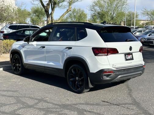 Pure White w/Deep Black Roof 2024 Volkswagen Taos 1.5T SE Black