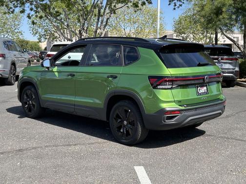 Bright Moss Green/Blk Rf 2026 Volkswagen Taos SE Black