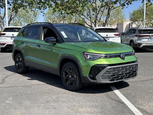 Bright Moss Green/Blk Rf 2026 Volkswagen Taos SE Black