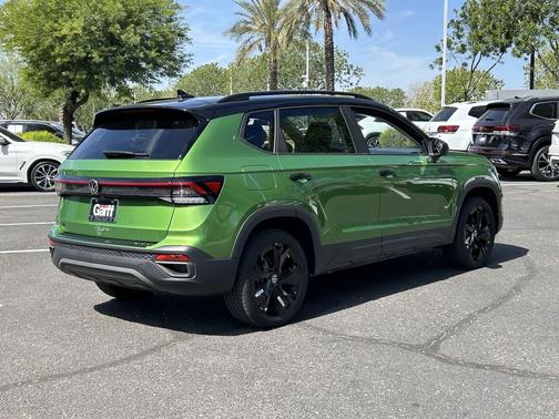Bright Moss Green/Blk Rf 2026 Volkswagen Taos SE Black