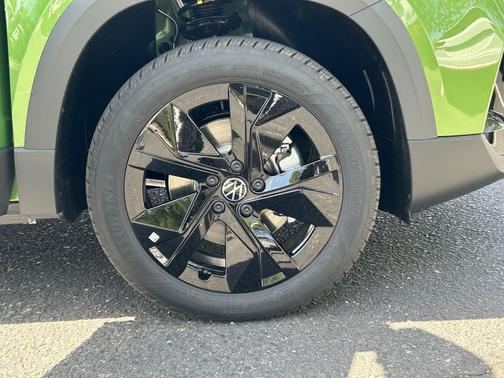 Bright Moss Green/Blk Rf 2026 Volkswagen Taos SE Black