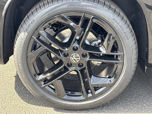 Deep Black Pearl 2026 Volkswagen Tiguan 2.0T SE R-Line Black