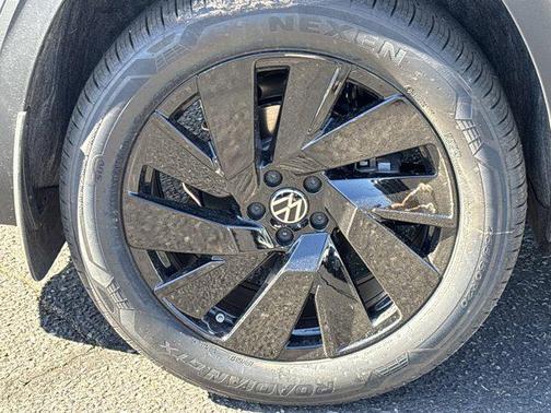 J2j2 2026 Volkswagen Atlas 2.0T SE w/Technology