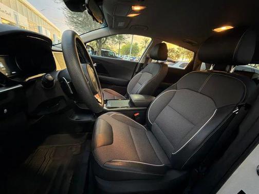 Snow White Pearl 2022 Kia Niro EV EX