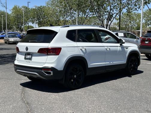 Pure White 2022 Volkswagen Taos 1.5T SE