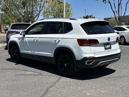 Pure White 2022 Volkswagen Taos 1.5T SE