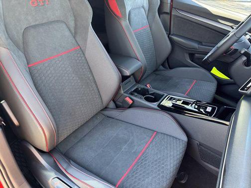 Kings Red Metallic 2026 Volkswagen Golf GTI 2.0T SE DSG