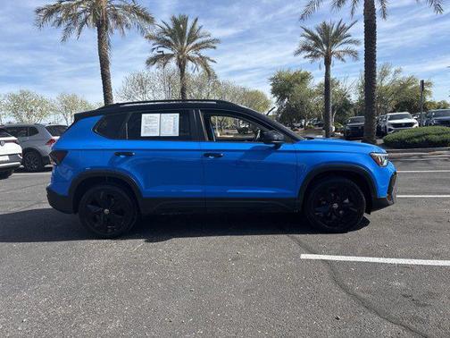 2025 Volkswagen Taos SE Black