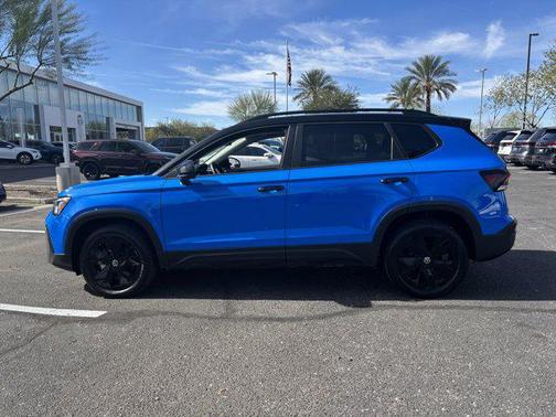 2025 Volkswagen Taos SE Black