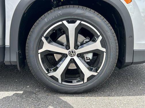 Pyrite Silver Metallic 2026 Volkswagen Tiguan 2.0T SE