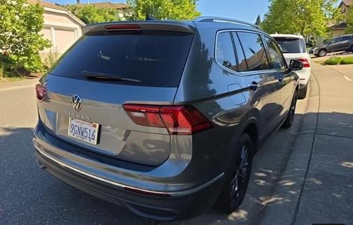 Platinum Gray Metallic 2023 Volkswagen Tiguan 2.0T SE