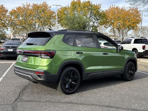 Bright Moss Green/Blk Rf 2026 Volkswagen Taos SE Black