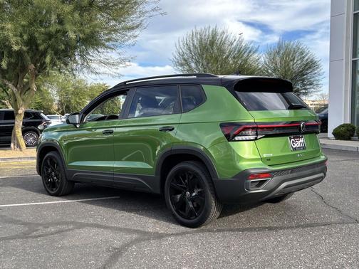 Bright Moss Green/Blk Rf 2026 Volkswagen Taos SE Black