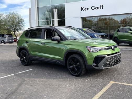 Bright Moss Green/Blk Rf 2026 Volkswagen Taos SE Black