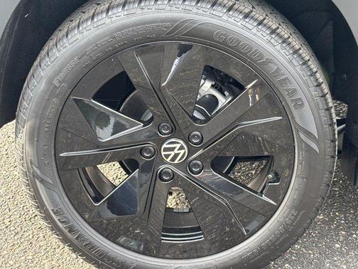 2026 Volkswagen Taos SE Black