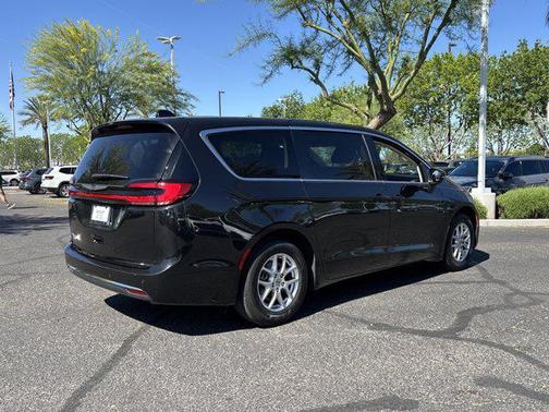 Brilliant Black Crystal Pearlcoat 2023 Chrysler Pacifica Touring L