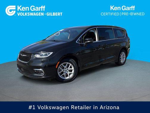 Brilliant Black Crystal Pearlcoat 2023 Chrysler Pacifica Touring L