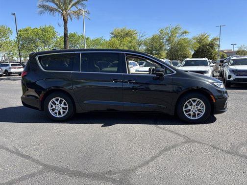 Brilliant Black Crystal Pearlcoat 2023 Chrysler Pacifica Touring L