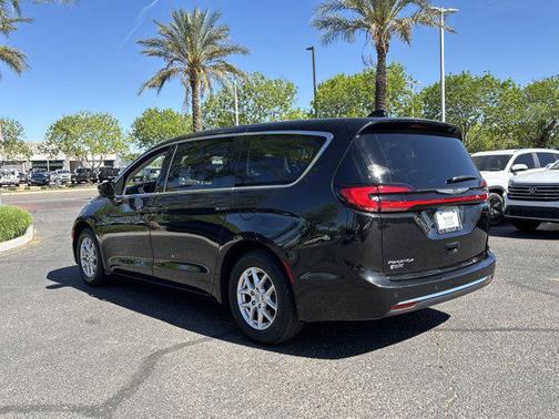 Brilliant Black Crystal Pearlcoat 2023 Chrysler Pacifica Touring L