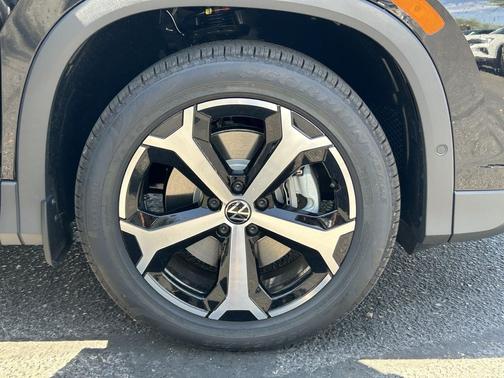 deep black pearl 2026 Volkswagen Tiguan 2.0T SE