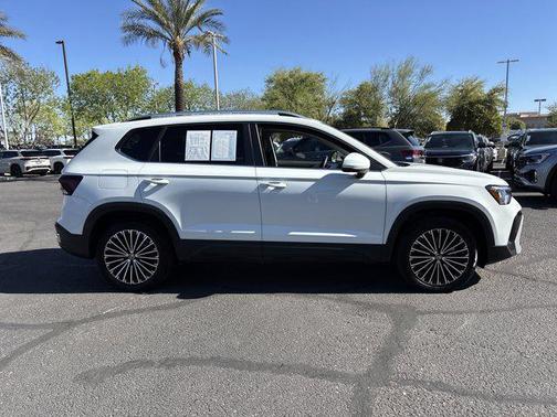 2025 Volkswagen Taos 1.5T SE