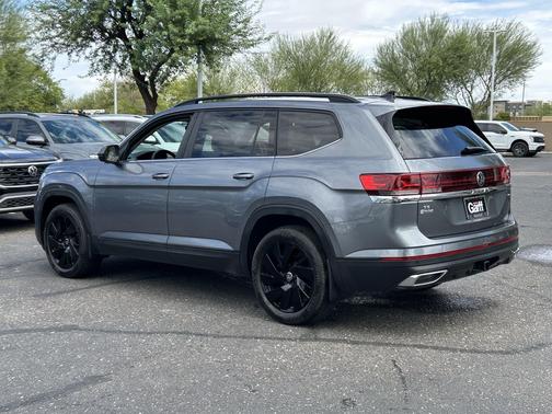 Platinum Gray Metallic 2024 Volkswagen Atlas 2.0T SE w/Technology 4MOTION