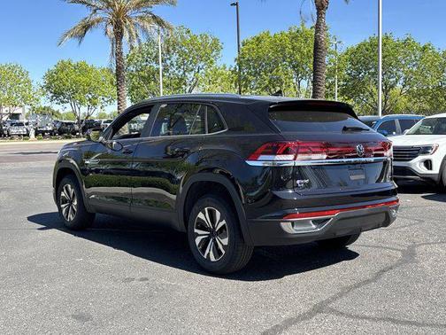Deep Black Pearl 2026 Volkswagen Atlas Cross Sport 2.0T SE